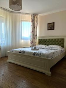 Ένα ή περισσότερα κρεβάτια σε δωμάτιο στο Pensiunea Bujor De Munte Colibita