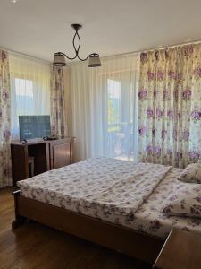 Ένα ή περισσότερα κρεβάτια σε δωμάτιο στο Pensiunea Bujor De Munte Colibita +7 φωτογραφίες