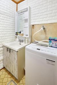 小田原市サムライハウス的带水槽和洗衣机的浴室