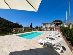 Bazén v ubytování VILLETTA LA ZANCA nebo v jeho okolí