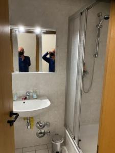 Bilik mandi di Gemütliche Einraumwohnung