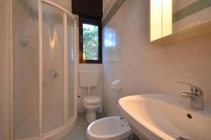 A bathroom at Appartamenti Alemagna