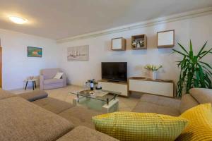 Televízia a/alebo spoločenská miestnosť v ubytovaní Apartment in Crikvenica 39351