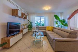Televízia a/alebo spoločenská miestnosť v ubytovaní Apartment in Crikvenica 39351