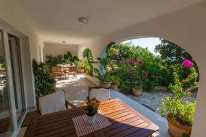 Vonkajšia záhrada v ubytovaní Apartment in Crikvenica 39351