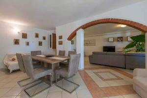 Televízia a/alebo spoločenská miestnosť v ubytovaní Apartment in Crikvenica 39351