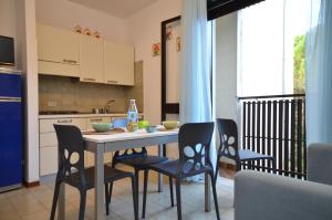 A kitchen or kitchenette at Appartamenti Alemagna