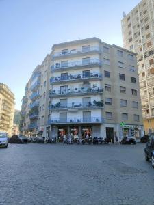 un grand bâtiment avec des motos garées devant dans l'établissement Sweet Rooms San Francesco, à Naples