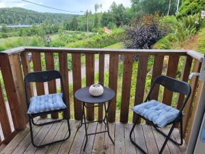 zwei Stühle und ein Tisch auf einer Terrasse in der Unterkunft Landet in Åby + 3 Fotos