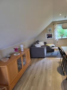 ein Wohnzimmer mit Sofa und Tisch in der Unterkunft Landet in Åby