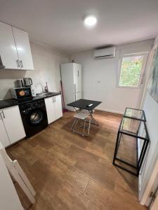 a small kitchen with a table and a stove at Hostel Sacromonte in Madrid
