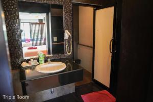 un bagno con lavandino e specchio di Silversand Resort a Ko Samed