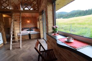 een kamer met een bed, een raam en een tafel bij 3 Peaks Houses - Domki Całoroczne in Sokołowsko +45 foto's