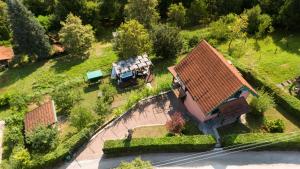 an overhead view of a house with a picnic table at Kuća za odmor Casa Huerta in Frketič