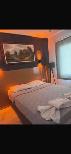Postel nebo postele na pokoji v ubytování Kılavuz otel