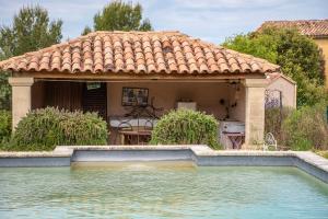una casa con piscina en el patio en Maison de la Porte des Loups dans le Ventoux, en Bédoin