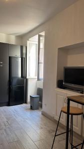 Μια τηλεόραση ή/και κέντρο ψυχαγωγίας στο Appartement de charme CARA