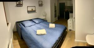 Ένα ή περισσότερα κρεβάτια σε δωμάτιο στο Studio Cosy et Moderne