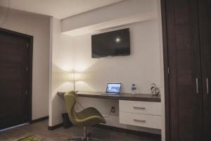 TV a/nebo společenská místnost v ubytování Hotel Platino Expo Guadalajara