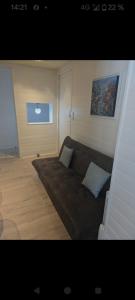 ロワイヤンにある'Le patio' Appartement avec terrasseの枕が2つ置かれたベッドのある寝室 +2枚の写真