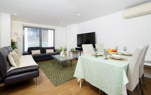 TV a/nebo společenská místnost v ubytování Modern 3 Bed 2 Bath Apartment Hyde Park
