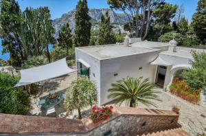 an aerial view of a white house with a garden at Villa dei Galli - via Tragara in Capri