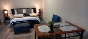 Postel nebo postele na pokoji v ubytování 1-On-Scott Garden Suites