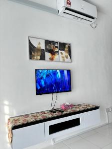einen Flachbild-TV auf einer Theke in einem Zimmer in der Unterkunft KH Homestay 2 Seri Manjung in Seri Manjung
