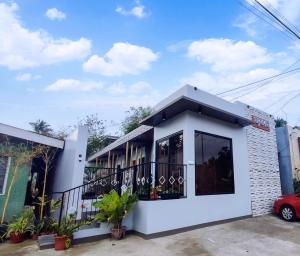 SinaiElejea's Inn的一栋带阳台的白色小楼