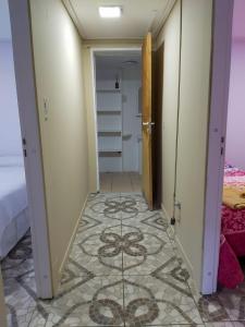 un couloir avec une pièce avec un sol recouvert de moquette dans l'établissement Cabaña Vivir, à El Chalten