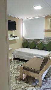 - une chambre avec un lit et des oreillers verts dans l'établissement Cabaña Vivir, à El Chalten