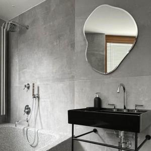 Un baño con un lavabo negro y un espejo. en Horse Shoe House, en Chiaverano 82 fotos más