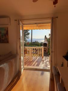drzwi na patio z widokiem na ocean w obiekcie Solis w mieście Sveti Vid-Miholjice
