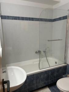 トロにあるDaisy's One-bedroom apartmentの浴槽、洗面台、トイレを備えたバスルーム +29枚の写真