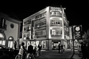 a group of people standing in front of a hotel at Hotel Leiria Classic in Leiria