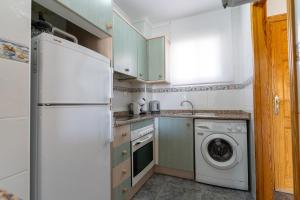 阿勒纳勒斯德尔索尔rentafive - Piscina - Parking - 3 min playa - AA的配有白色冰箱和洗衣机的厨房