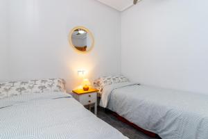 阿勒纳勒斯德尔索尔rentafive - Piscina - Parking - 3 min playa - AA的卧室内的两张床,配有灯和镜子 更多36张照片