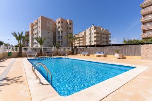 阿勒纳勒斯德尔索尔rentafive - Piscina - Parking - 3 min playa - AA的游泳池,拥有两栋公寓楼