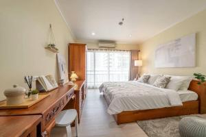 Makkasanにあるlucky homeの大きなベッドと机のある寝室 +2枚の写真