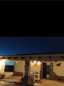 ein Haus mit einer Terrasse mit Tisch und Stühlen in der Unterkunft Villa Gracia in La Puebla de los Infantes + 2 Fotos