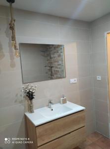 ein Badezimmer mit Waschbecken und Spiegel in der Unterkunft Villa Gracia in La Puebla de los Infantes