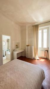 une chambre blanche avec un lit et une fenêtre dans l'établissement Paradis, an Architect duplex in Vauban area, à Marseille