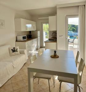 salon ze stołem i kanapą w obiekcie Villa Hosta Apartments w Hvarze
