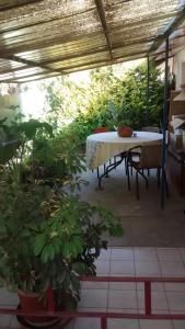 un patio con una mesa y algunas plantas en Casa Canal Chacao - Viña Del Mar, en Viña del Mar