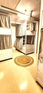 Una cama o camas en una habitación de Hammock Hostels - Bandra