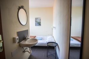 Postel nebo postele na pokoji v ubytování Lake Como Hostel