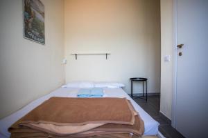 Postel nebo postele na pokoji v ubytování Lake Como Hostel