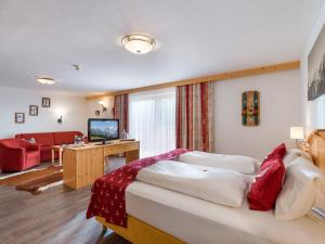 A bed or beds in a room at Hotel Alpenpanorama