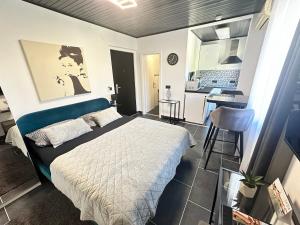 a bedroom with a bed and a kitchen at Apartmani Vernissage in Biograd na Moru