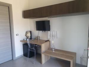 a room with a desk with a television and a telephone at Affittacamere Nonna Ia in Lustra